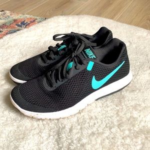 Nike running shoes/sneakers